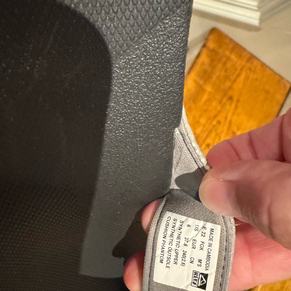 Reef Gray and Black Flip-Flops Minimalist Design - Picture 4 of 5